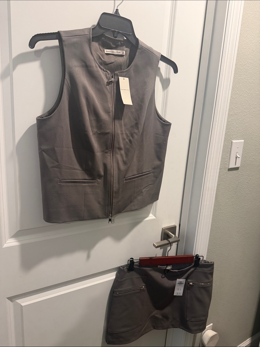 Ambercrombie and Fitch Women's Taupe Sleeveless Zip Vest and skirt